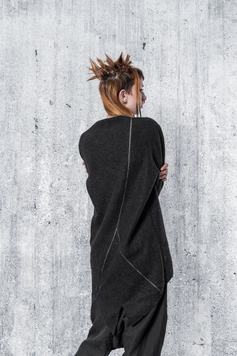 eigensinnig wien | Lavinia | Langer, asymmetrischer Alpaka Pullover mit Zip in Schwarz