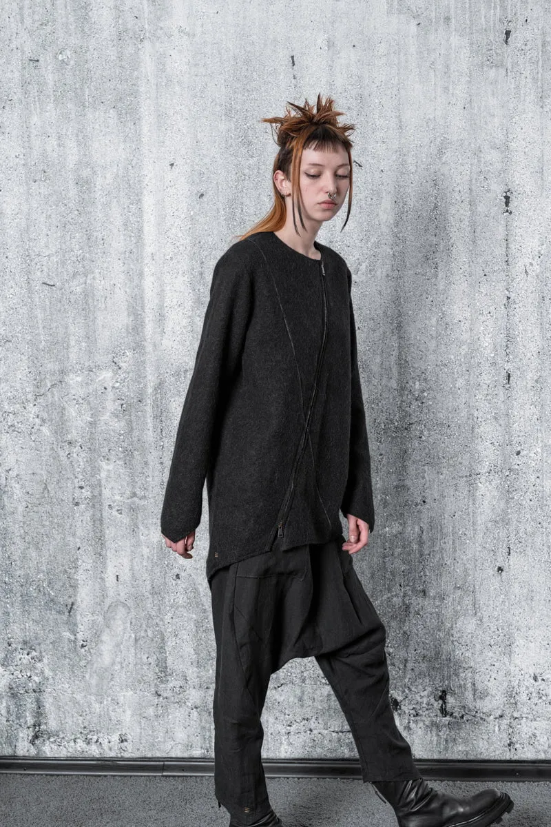 eigensinnig wien | Lavinia | Langer, asymmetrischer Alpaka Pullover mit Zip in Schwarz