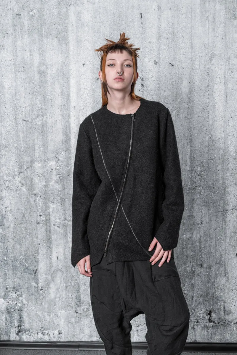 eigensinnig wien | Lavinia | Langer, asymmetrischer Alpaka Pullover mit Zip in Schwarz